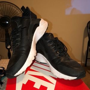 Nike Huaraches 9.5 Womens